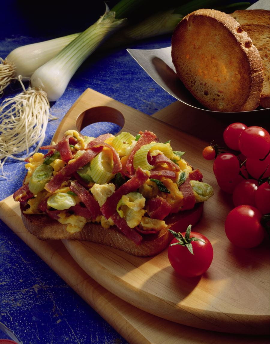 recipe image Rührei mit Cervelatwurst und Frühlingszwiebeln