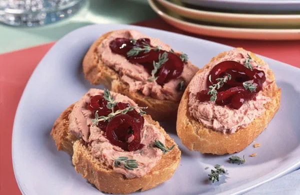 recipe image Crostini mit Leberwurst und rotem Zwiebelsalat