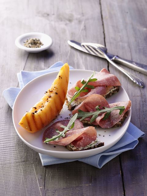 recipe image Gegrillte Melonen mit Salami und Rucolabutter