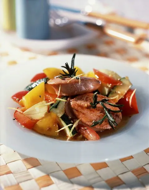 recipe image Fleischwurst-Rosmarin-Taler auf Ratatouille
