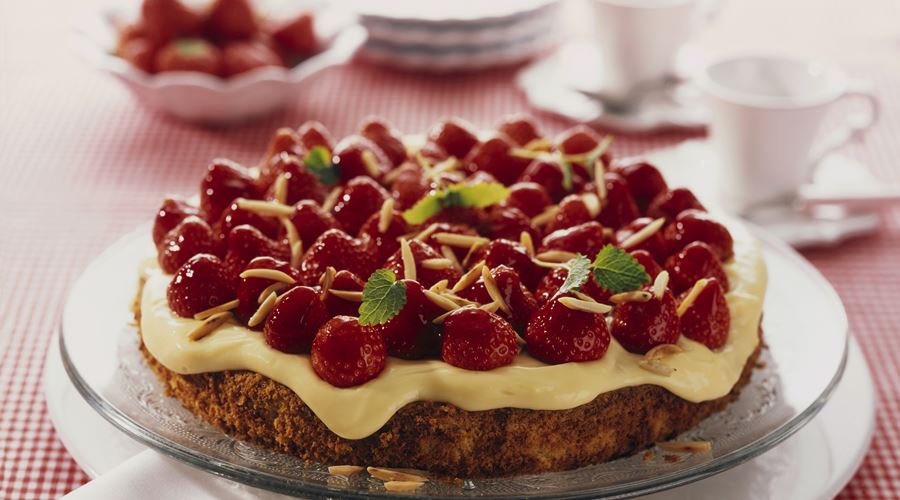 recipe image Buttercreme-Möhren-Kuchen mit Erdbeeren