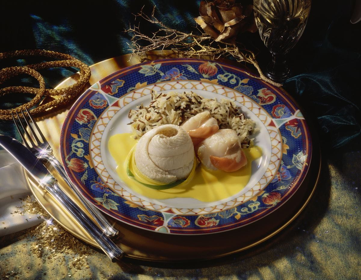 recipe image Jacobsmuscheln und Schollenröllchen pochiert in Safran-Soße