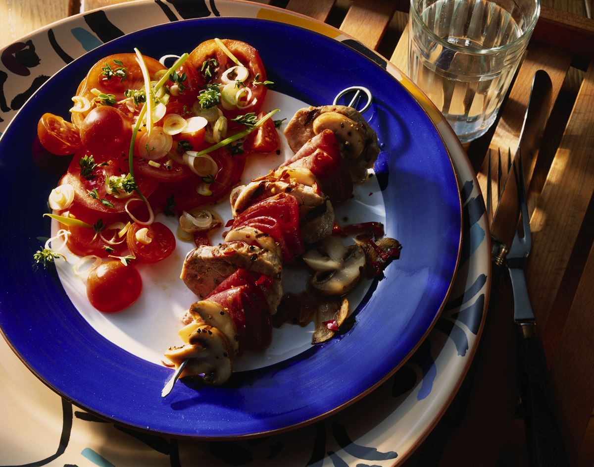 recipe image Fleischspieße mit Tomatensalat
