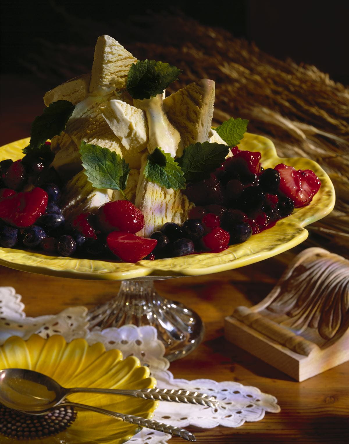 recipe image Vanilleeis mit Beerensauce