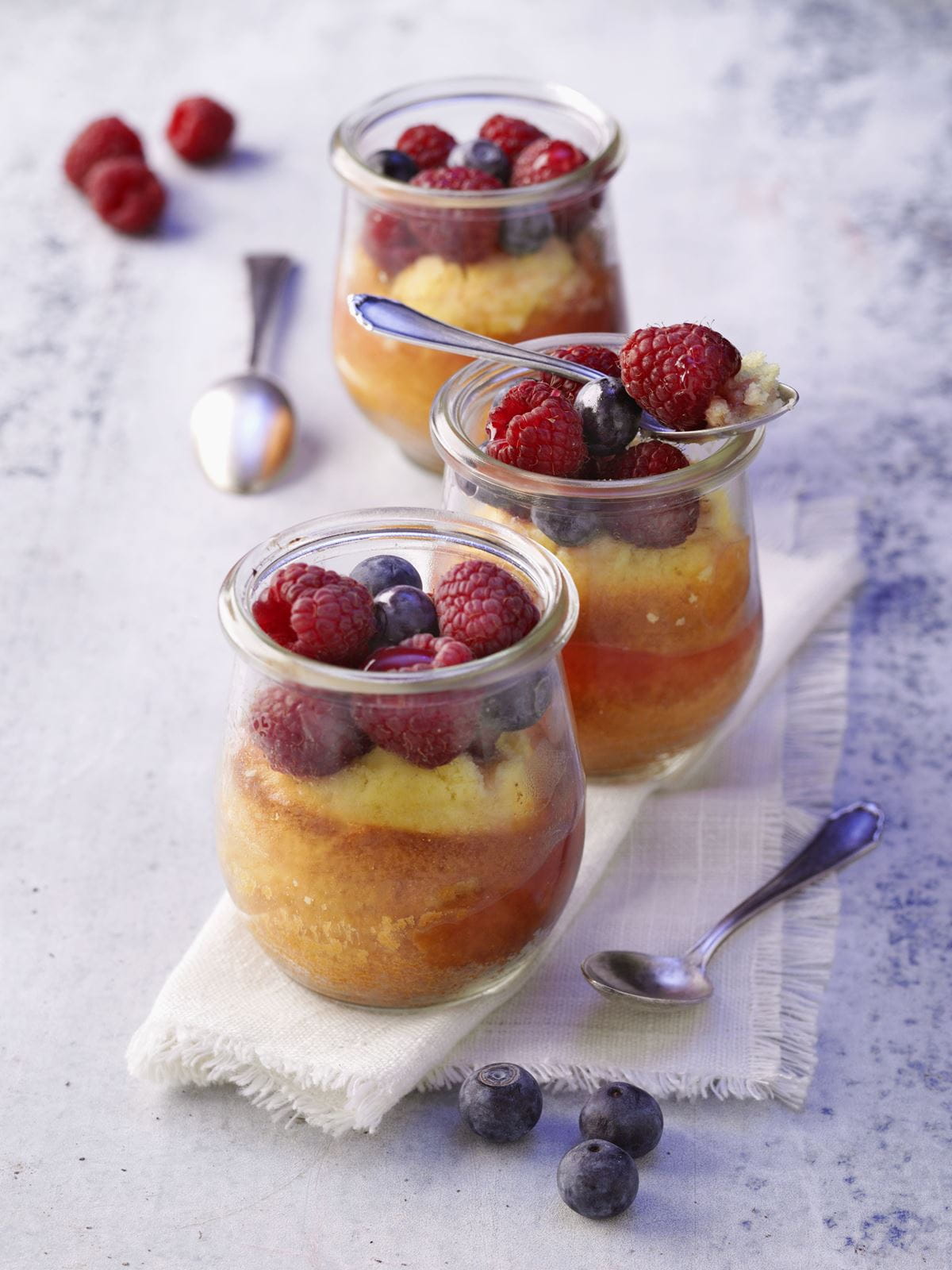 recipe image Rote-Beeren-Kuchen im Glas